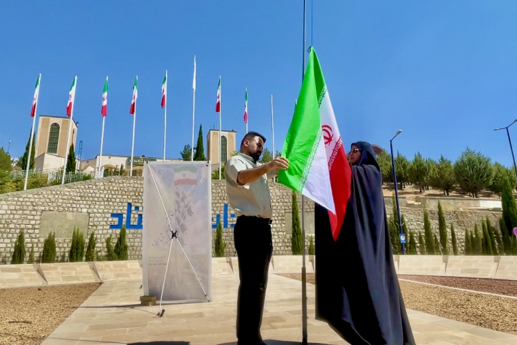 از نسل پیشکسوت تا نسل آینده‌ساز؛ روایتی از آیین اهتزاز پرچم مقدس جمهوری اسلامی ایران در دانشگاه یاسوج +( تصاویر)