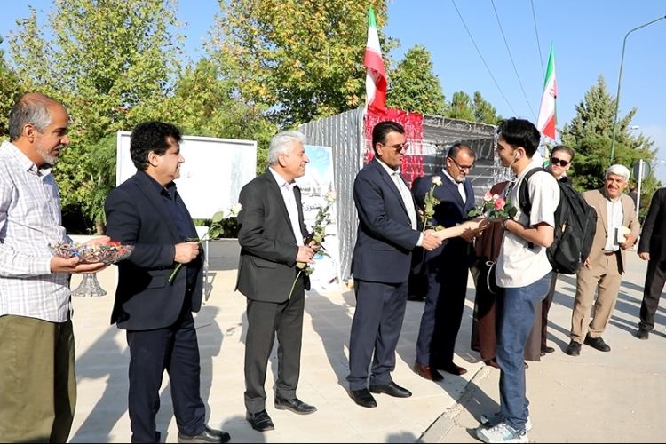به مناسبت آغاز سال تحصیلی جدید برگزار شد: مراسم استقبال از دانشجویان دانشگاه یاسوج با حضور رئیس و اعضای هیات رئیسه دانشگاه + (گزارش تصویری)